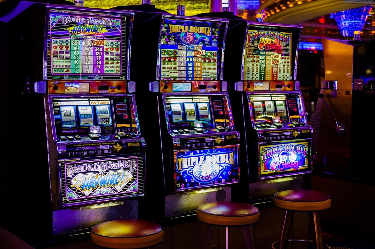 Clear 22bet privacy note and readable mobile content cards for adults